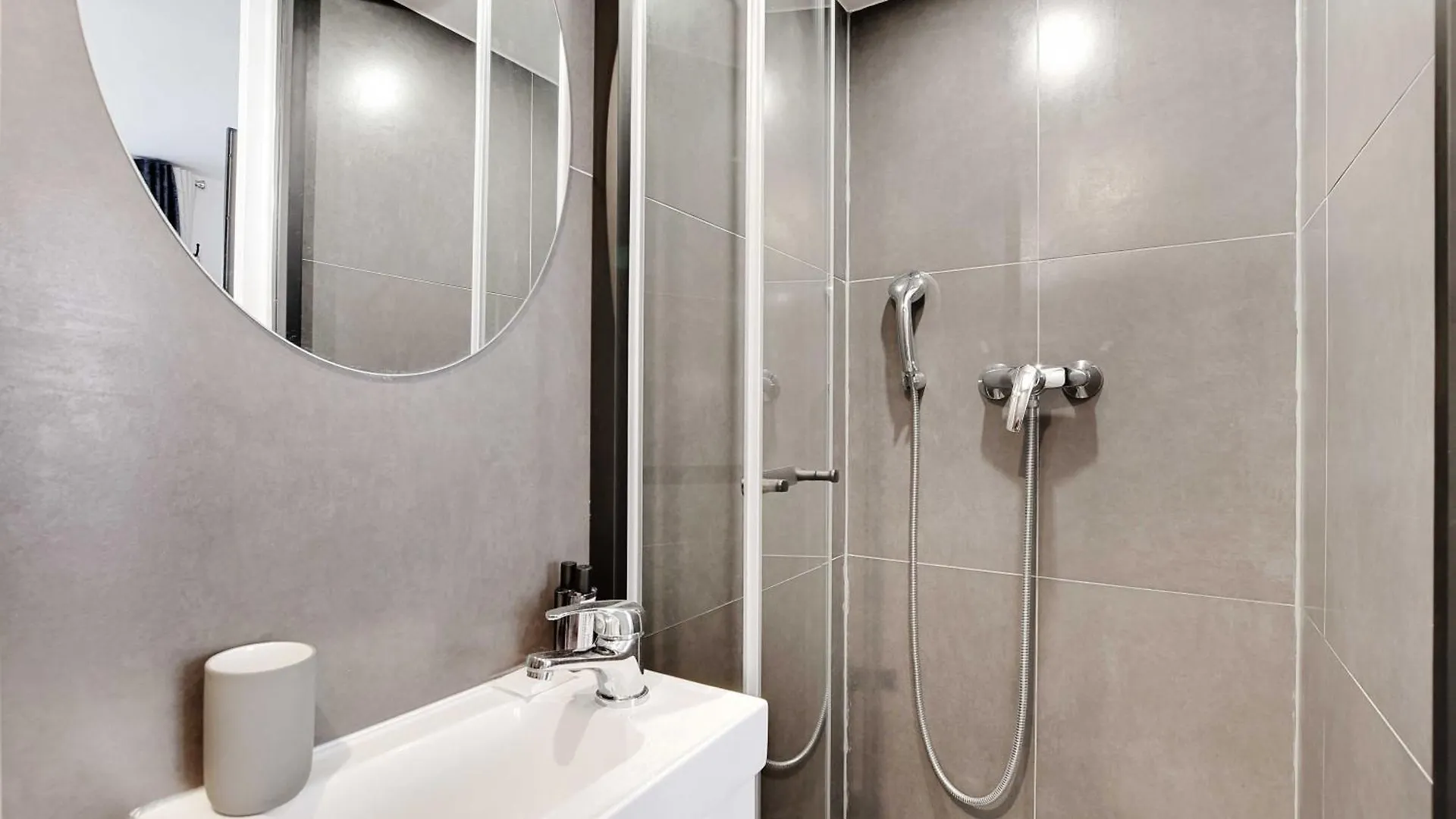 Modern For 2p With A-c - Near Montmartre * Paris